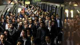 Aglomeración en un andén del metro de Barcelona en una jornada de huelga / EFE