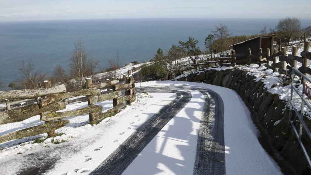 La costa de San Sebastián, durante un temporal de nieve y viento / EFE