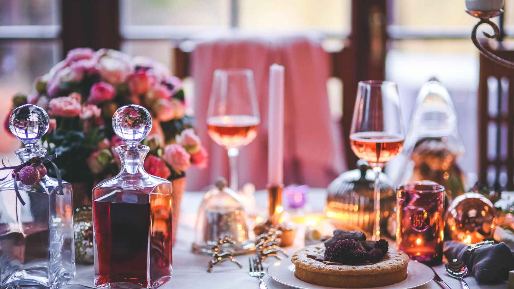 Mesa para una gran comida de las fiestas navideñas / CG