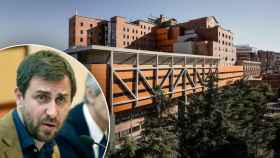 Toni Comín, consejero catalán de Salud, y el bloque quirúrgico del Hospital Vall d'Hebron de Barcelona.