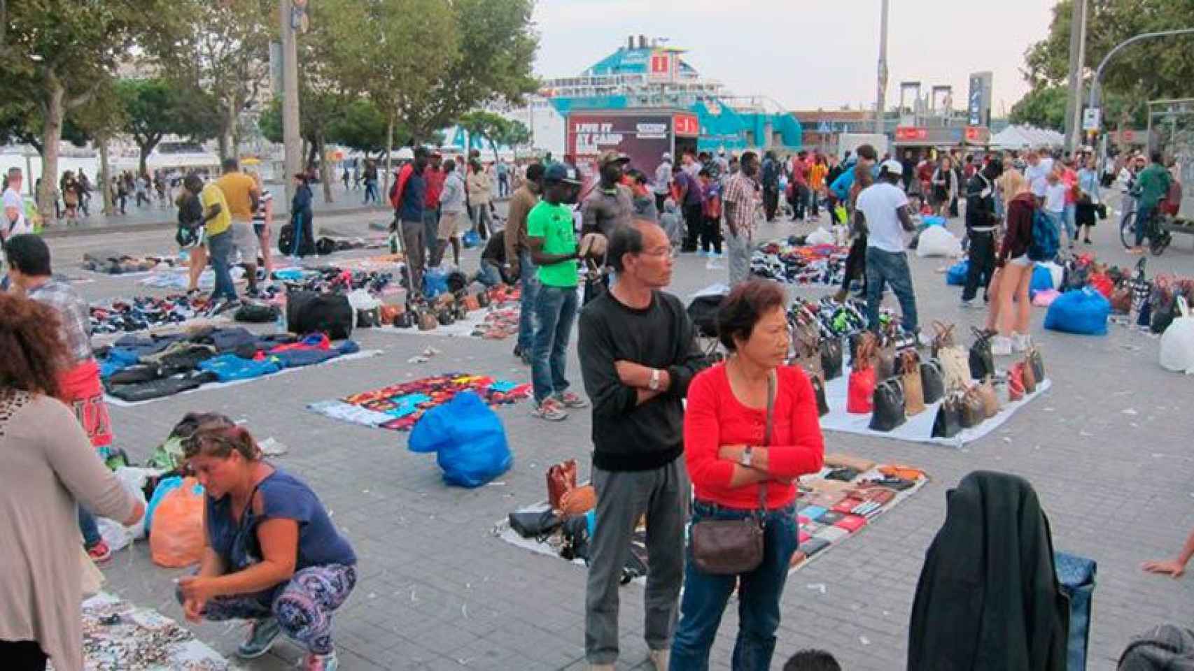 Manteros en la zona del puerto de Barcelona.