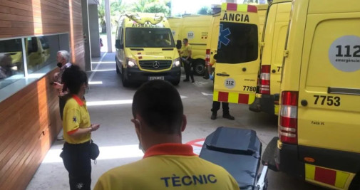 El parking del Hospital de Martorell, totalmente colapsado por la llegada continua de ambulancias / CGT