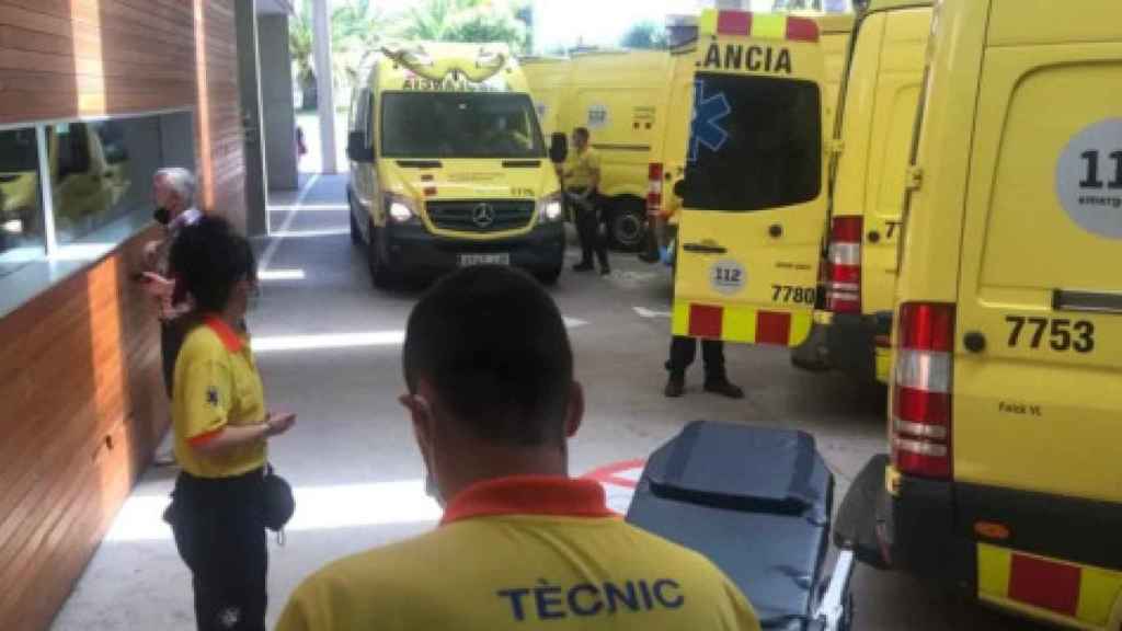 El parking del Hospital de Martorell, totalmente colapsado por la llegada continua de ambulancias / CGT