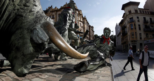 Monumento al encierro en el centro de Pamplona (Navarra) - EFE/ Jesús Diges