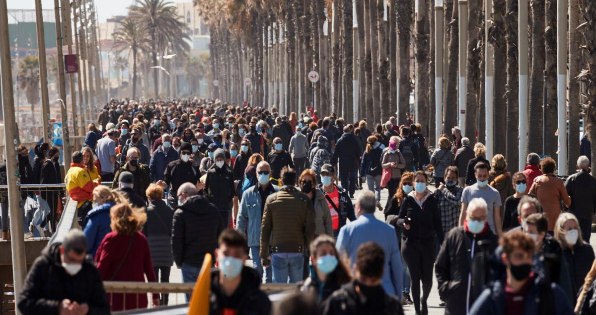 Vista del paseo marítimo de Barcelona este domingo / ALEJANDRO GARCÍA - EFE