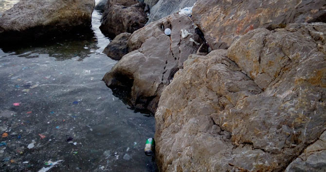 Restos de plástico, latas y basura en la playa del Somorrostro de Barcelona el viernes pasado / CG