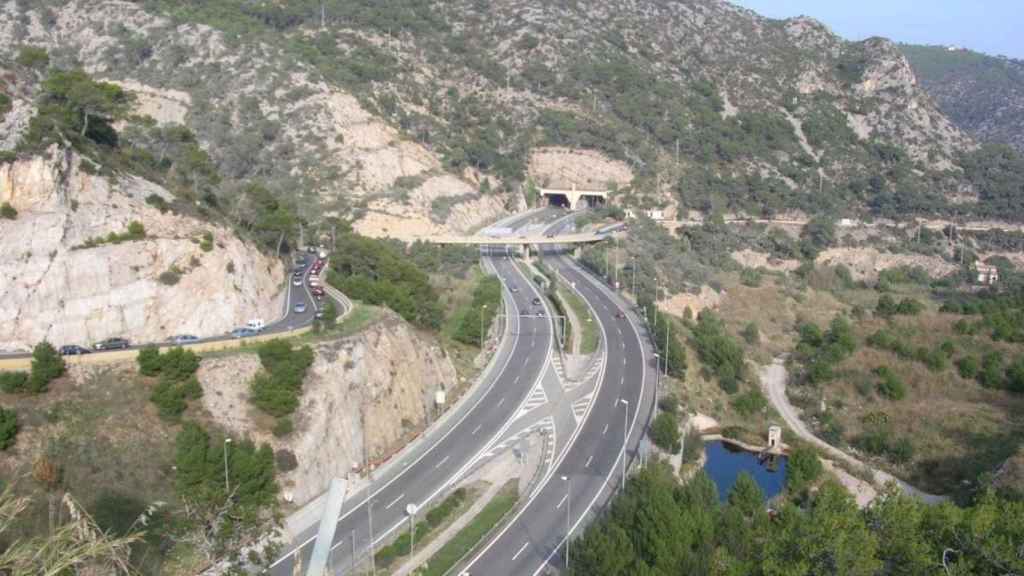 Túneles de la autopista C-32 a su paso por Sitges / WIKIPEDIA