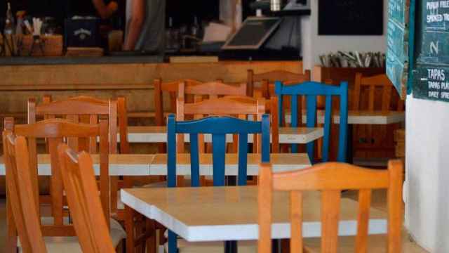 Mesas vacías en una cadena de restaurantes / XPHERE