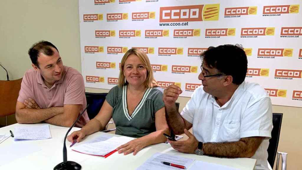 El responsable confederal del sector cárnico en CCOO, Vicente Canet (i), la secretaria de acción sindical de CCOO en Cataluña, Cristina Torre, y el responsable de comunicación sectorial, Tomás Díez (d) / CG