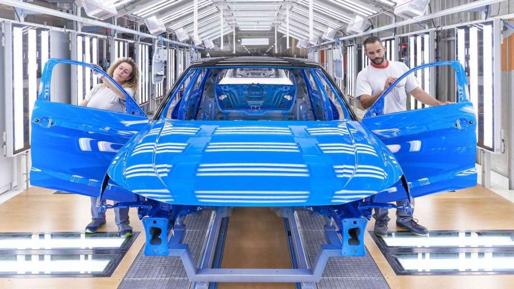 Dos empleados de una fábrica de coches, uno de los sectores que aplica el convenio