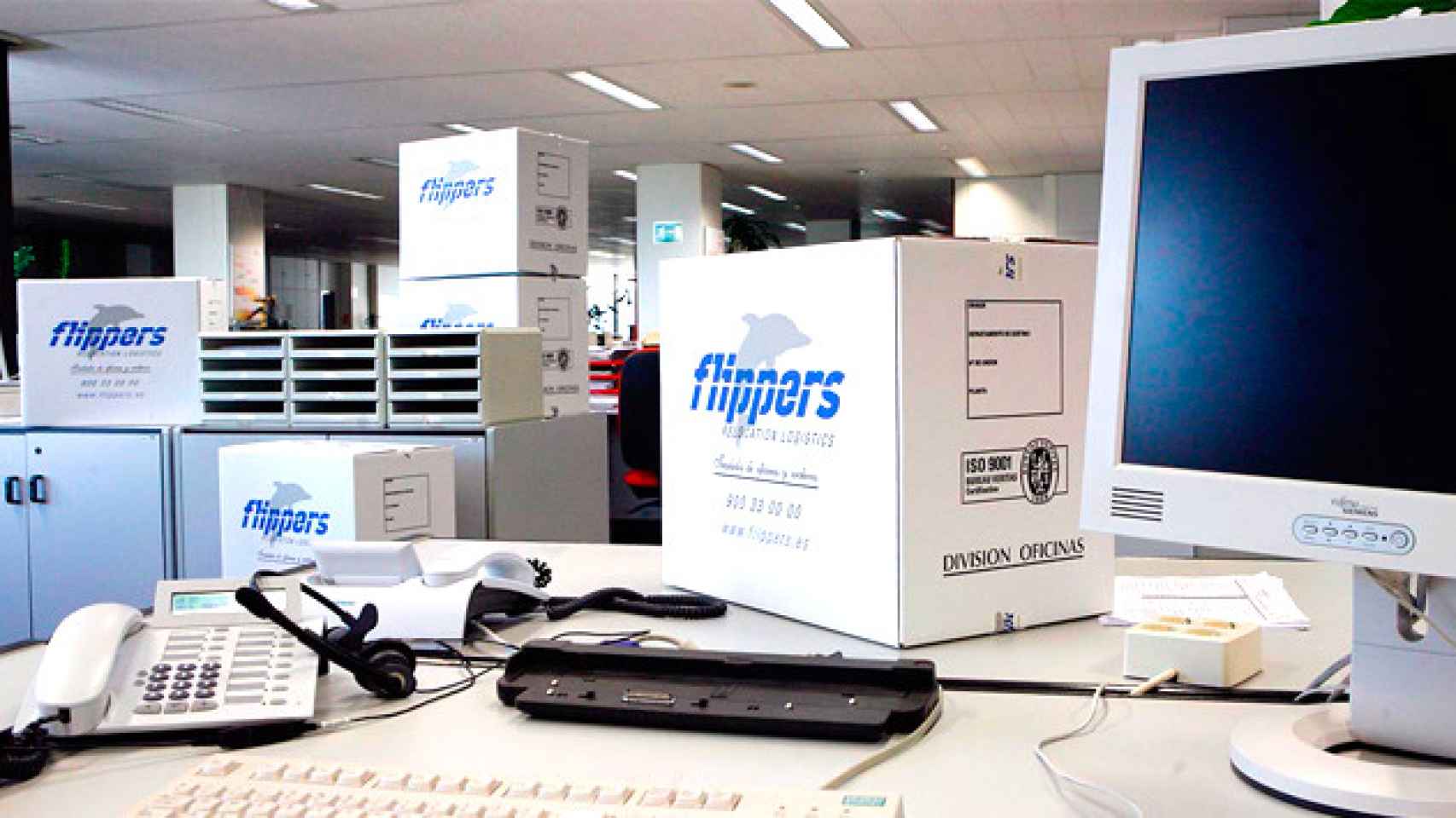 Cajas de mudanzas Flippers en un despacho / FLIPPERS