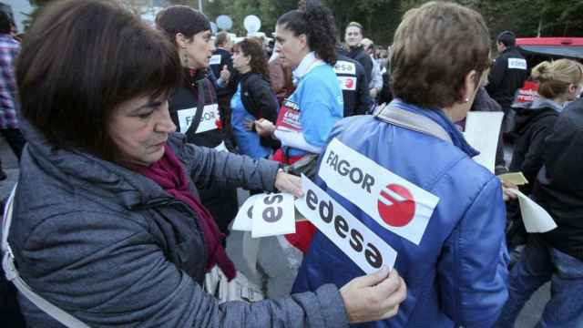 Dos manifestantes piden el mantenimiento del empleo en Fagor en Arrasate / EFE