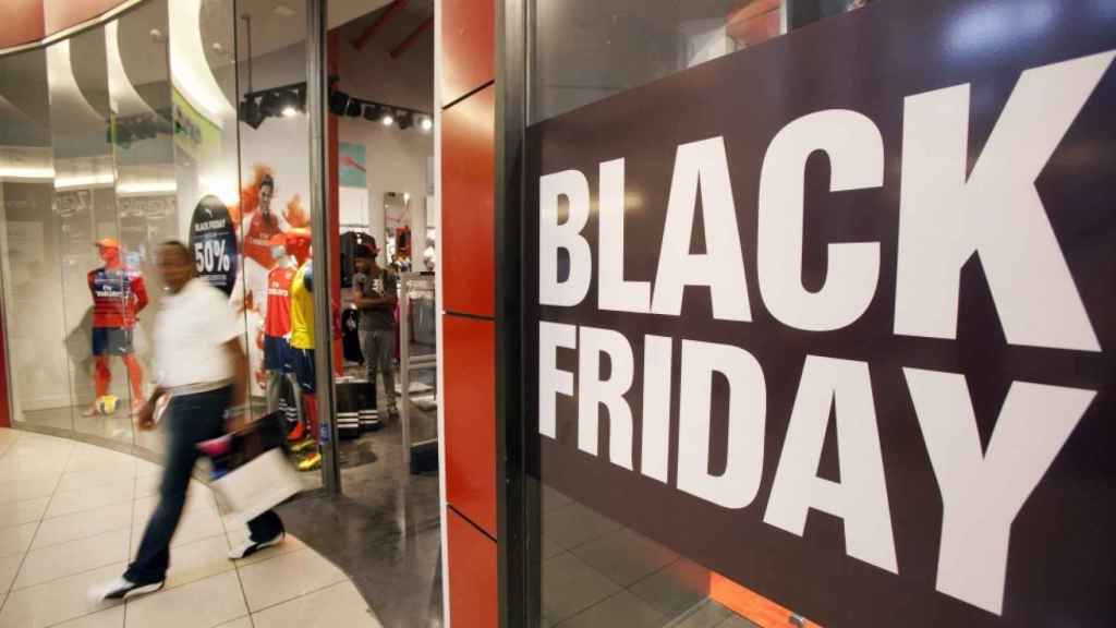 Una tienda promociona el 'Black Friday'