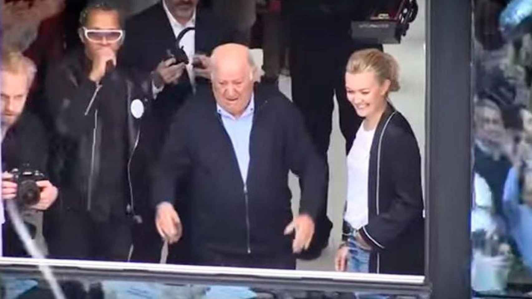 Amancio Ortega se emociona en la fiesta sorpresa que su hija Marta le ha organizado en el cuartel general de Inditex por su 80 cumpleaños.