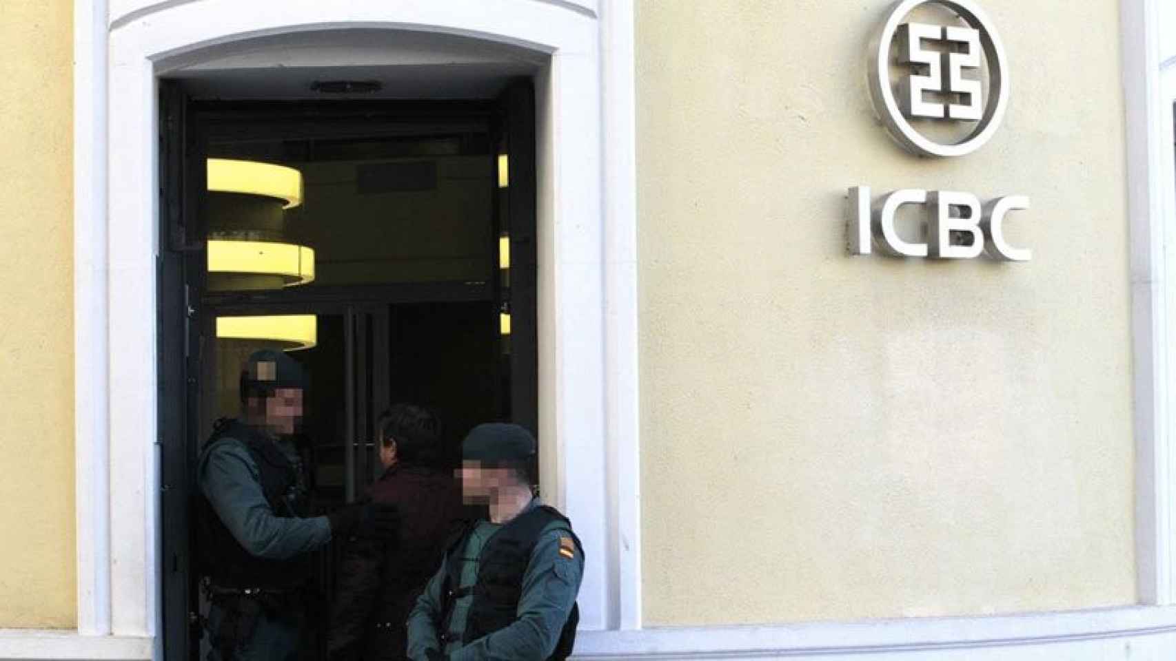 Agentes del UCO custodian la entrada de la oficina del banco chino ICBC en Madrid.