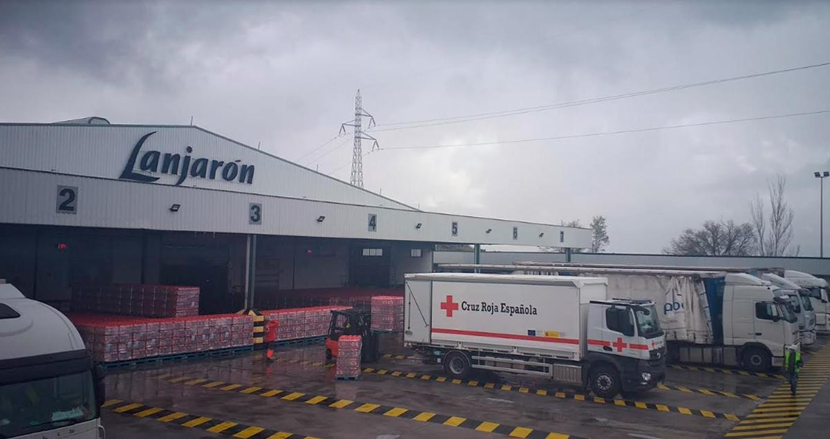 Un camión de la Cruz Roja carca agua de Lanjarón / DANONE