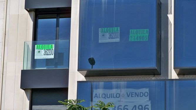 Varias viviendas con carteles alquiler / EP