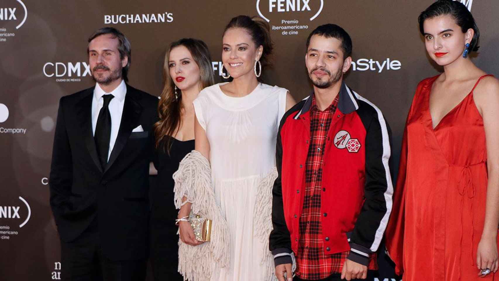 Actores y actrices protagonistas de ‘Narcos: México’ posando / THE SALVATOR - WIKIMEDIA COMMONS