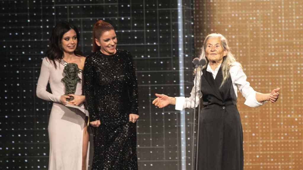 Las actrices Anna Castillo y Eva Llorach entregan el premio a la mejor actriz revelación a Benedicta Sánchez de los Premios Goya en Málaga / EUROPAPRESS