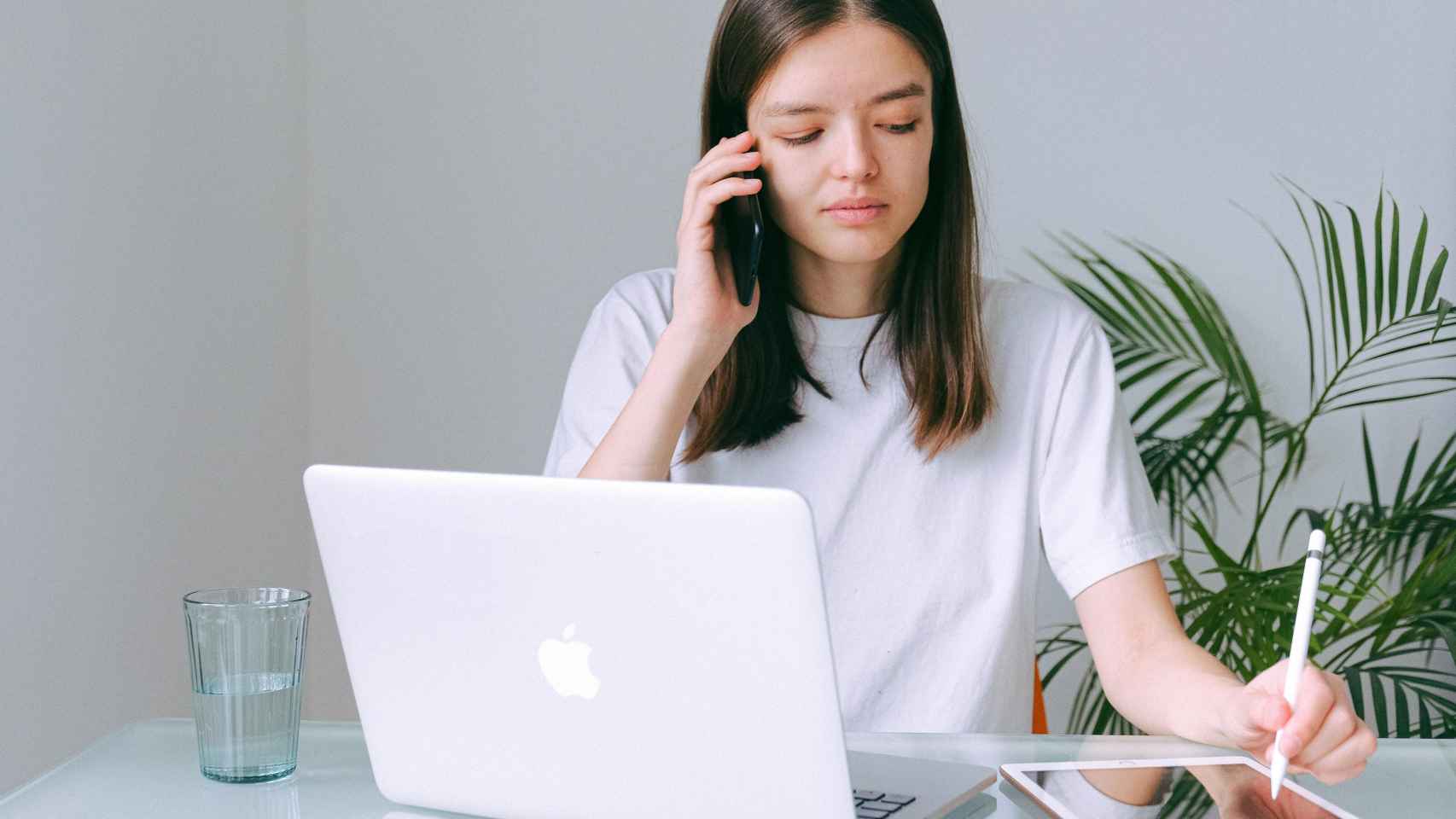 Una chica teletrabaja y habla a través de su teléfono móvil / PEXELS