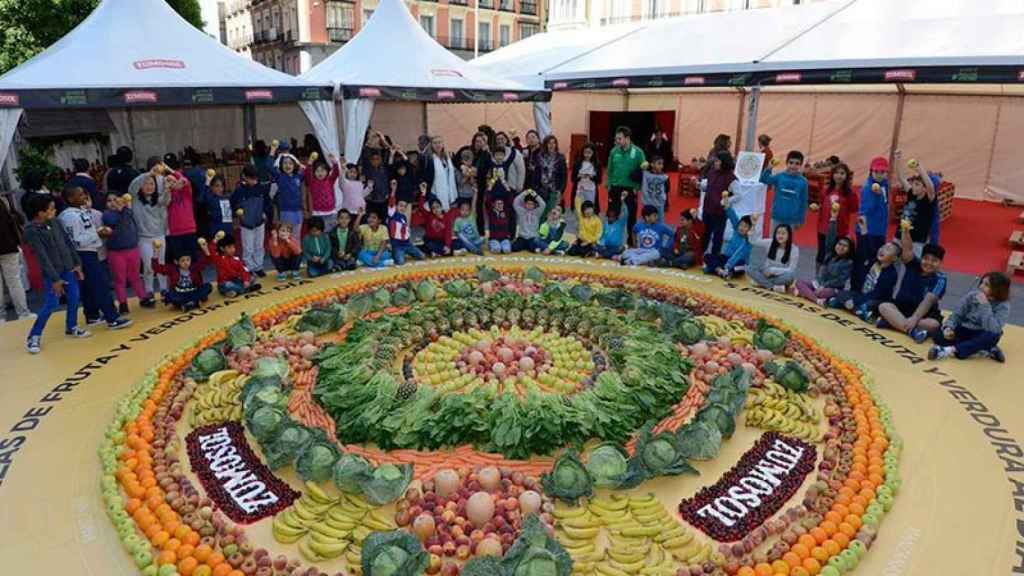 Mandala gigante creado con 1.825 frutas y verduras por 60 niños este lunes en Madrid.