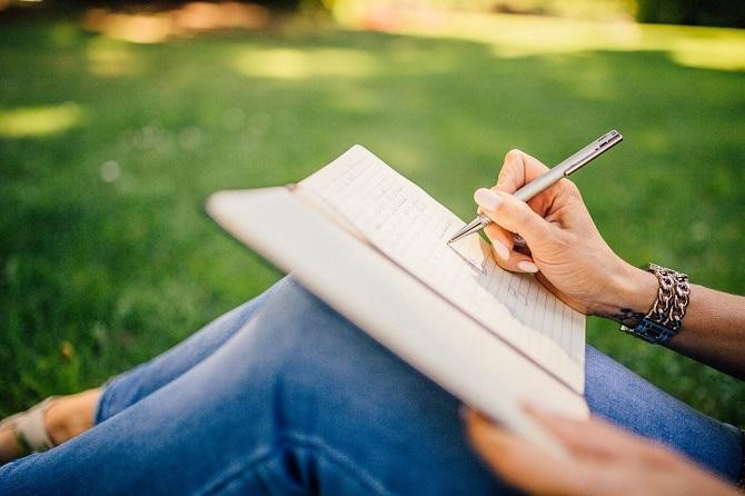 Chica escribiendo en uno de estos libros originales por StockSnap EN PIXABAY