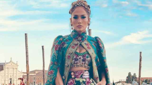 JLo y su descuido, protagonistas del desfile de D&G en Venecia /INSTAGRAM