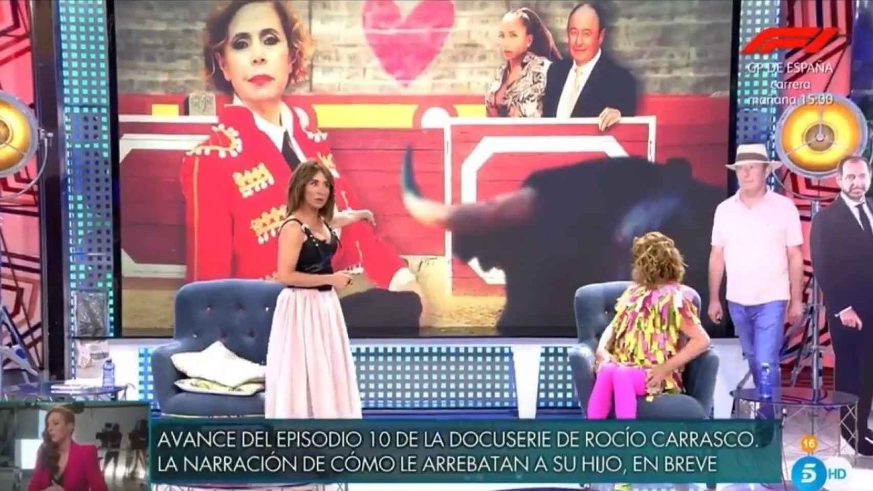 El momento surrealista de María Patiño, un toro y el humo en 'Sálvame Deluxe' / MEDIASET