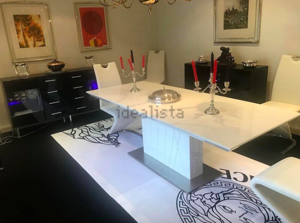 El salón de la casa de Leticia Sabater decorado con una alfombra Versace / IDEALISTA