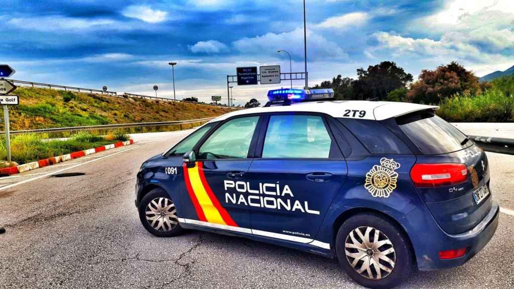 Un coche de la Policía Nacional que detiene al hombre asfixiarse para no pagar la cuenta de un bar / EP