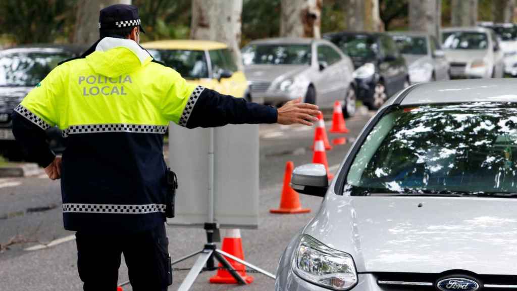 Un policía local de Málaga en un control de tráfico / EP