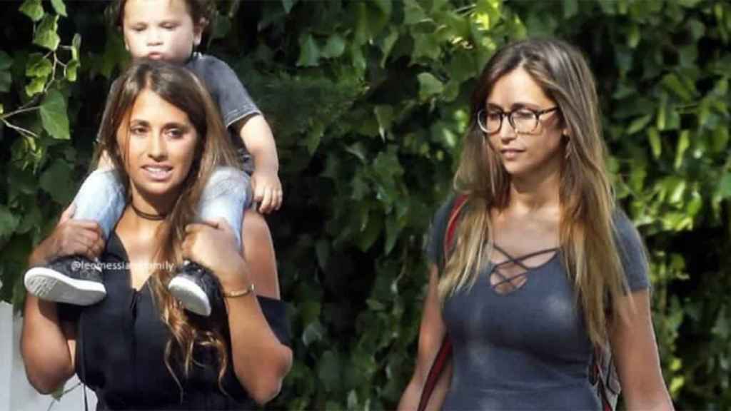 Antonella Roccuzzo y su hermana Carla pasean con el pequeño Ciro Messi / REDES