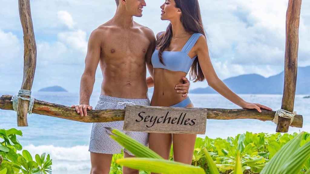 Denis Suárez y Nadia Avilés en las Seychelles