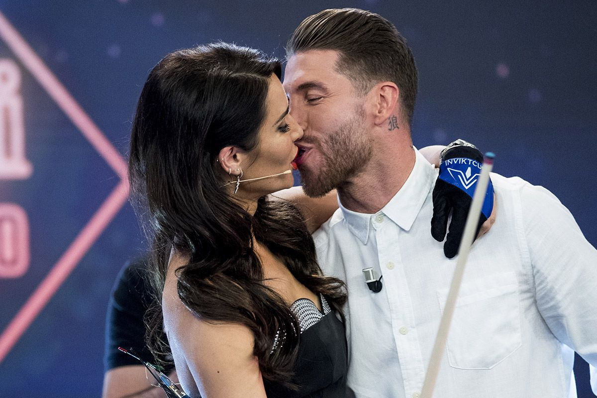 Pilar Rubio y Sergio Ramos se besan en El Hormiguero