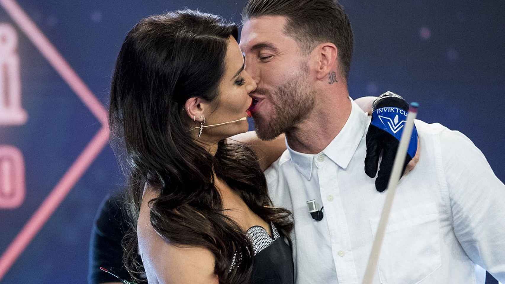 Pilar Rubio y Sergio Ramos se besan en El Hormiguero