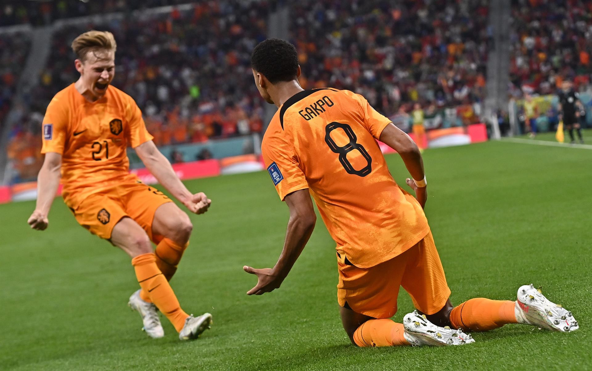 Frenkie de Jong celebra con Gakpo el primer gol de Países Bajos / EFE