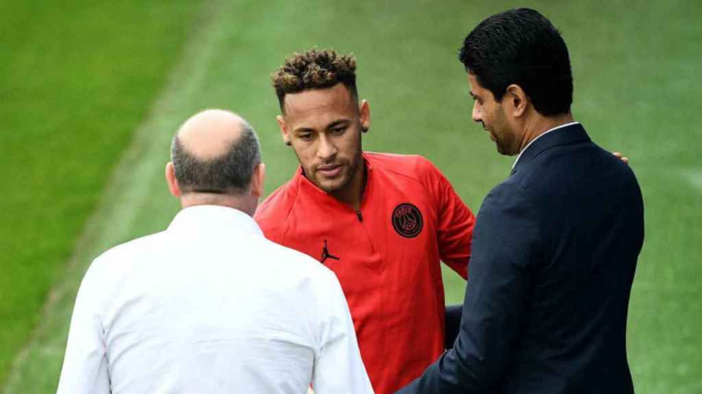 Neymar Junior saludando a Al-Khelaifi en un entrenamiento