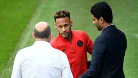 Neymar Junior saludando a Al-Khelaifi en un entrenamiento / PSG