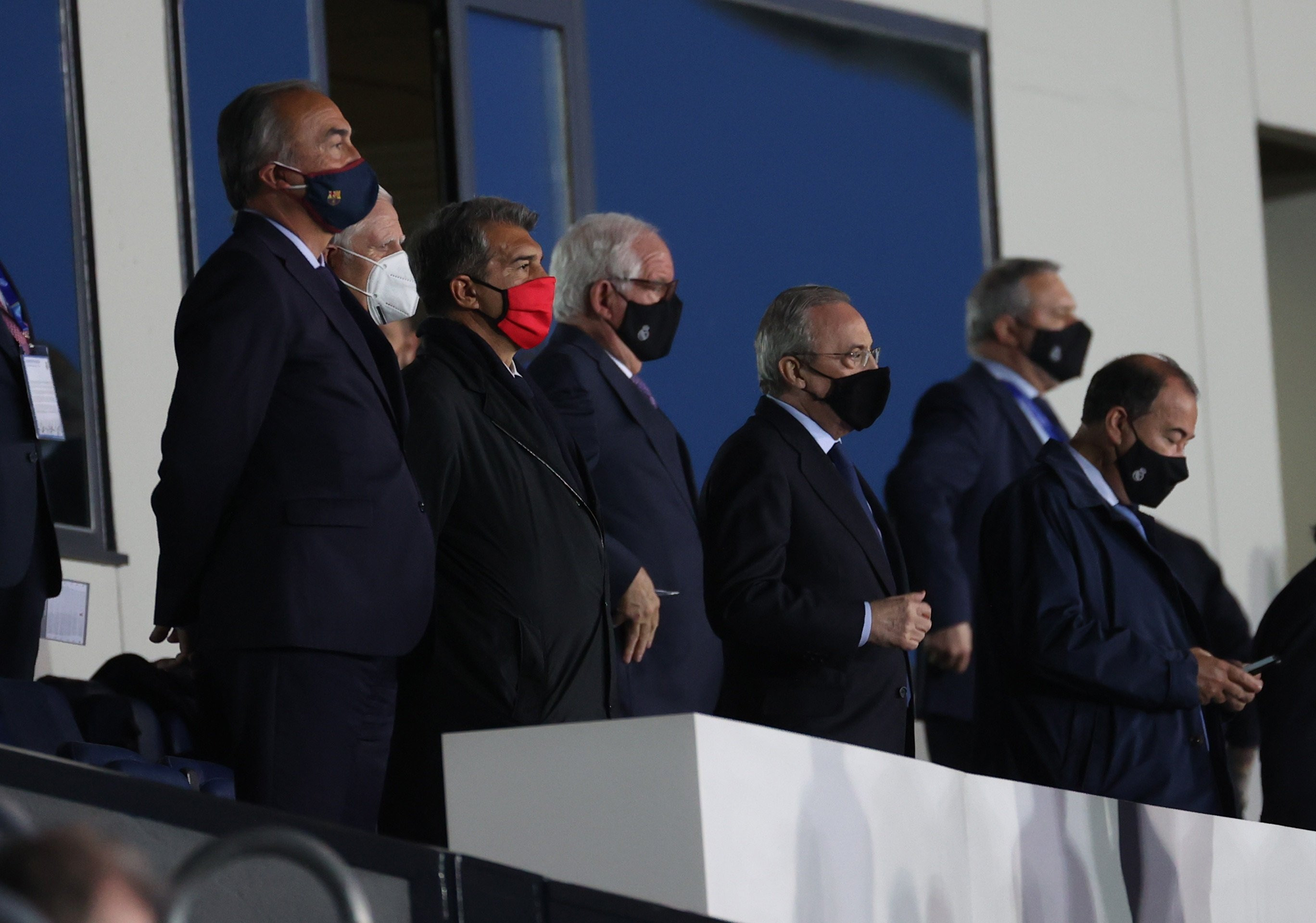 Joan Laporta y Florentino Pérez, presidentes de Barça y Madrid, en el Clásico del pasado curso, en Madrid / EFE