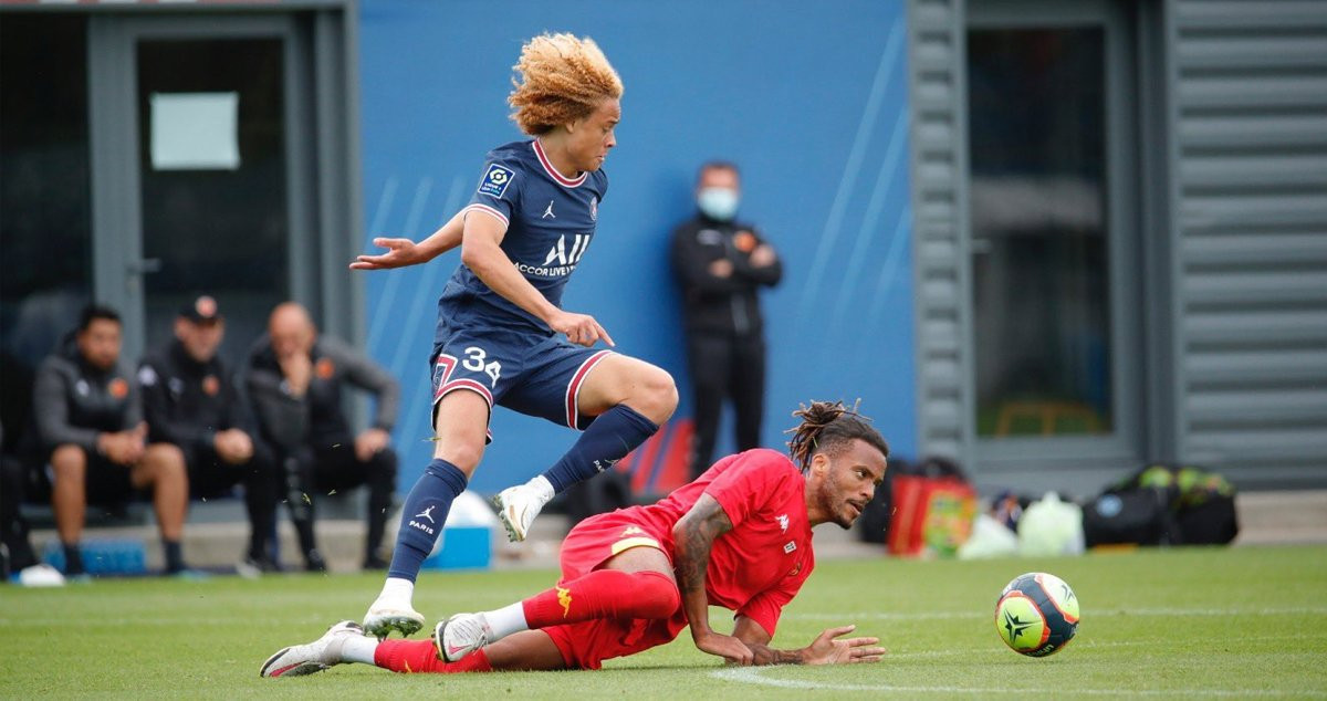 Xavi Simons en la pretemporada con los parinos / PSG