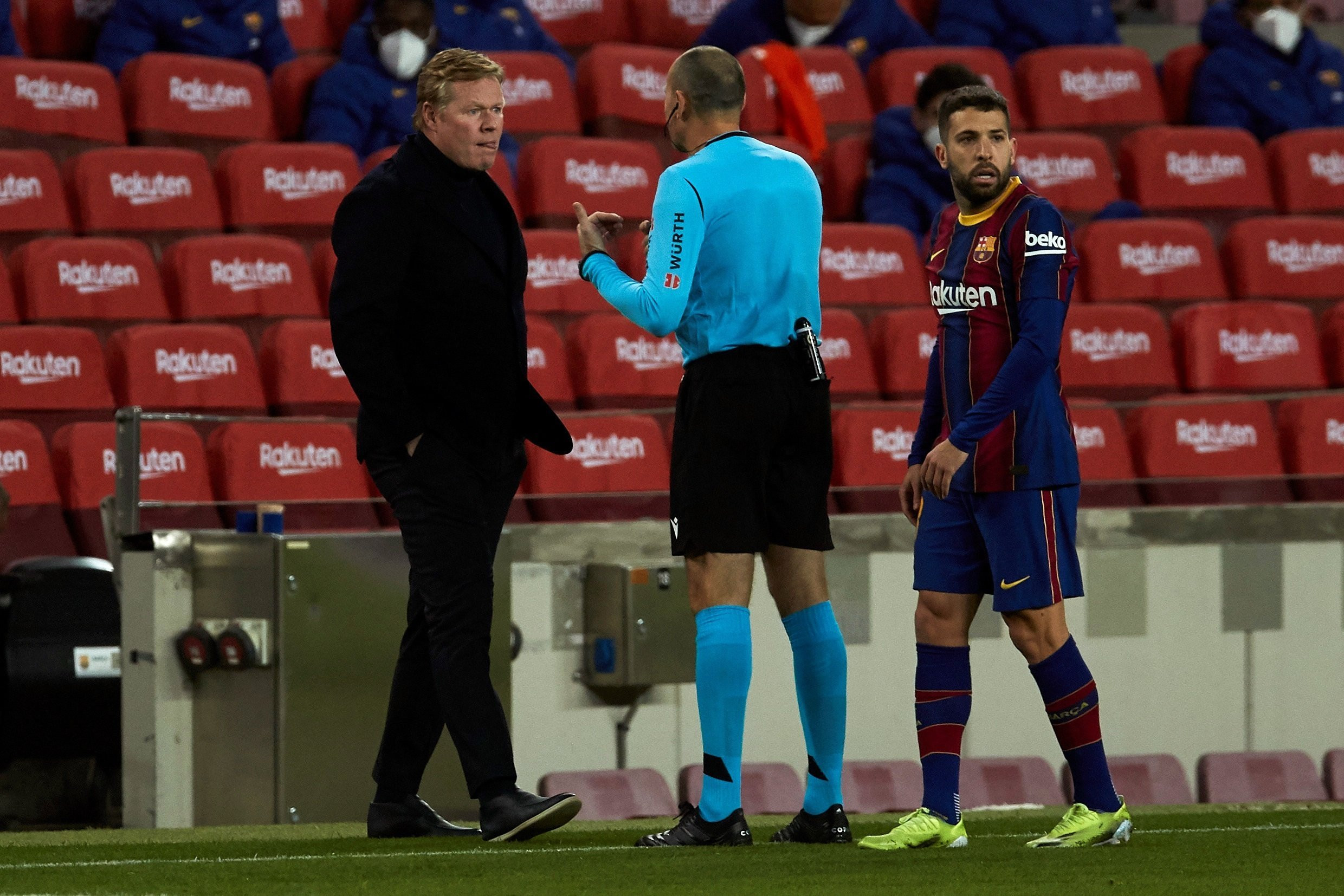 Mateu Lahoz conversando con Koeman / EFE