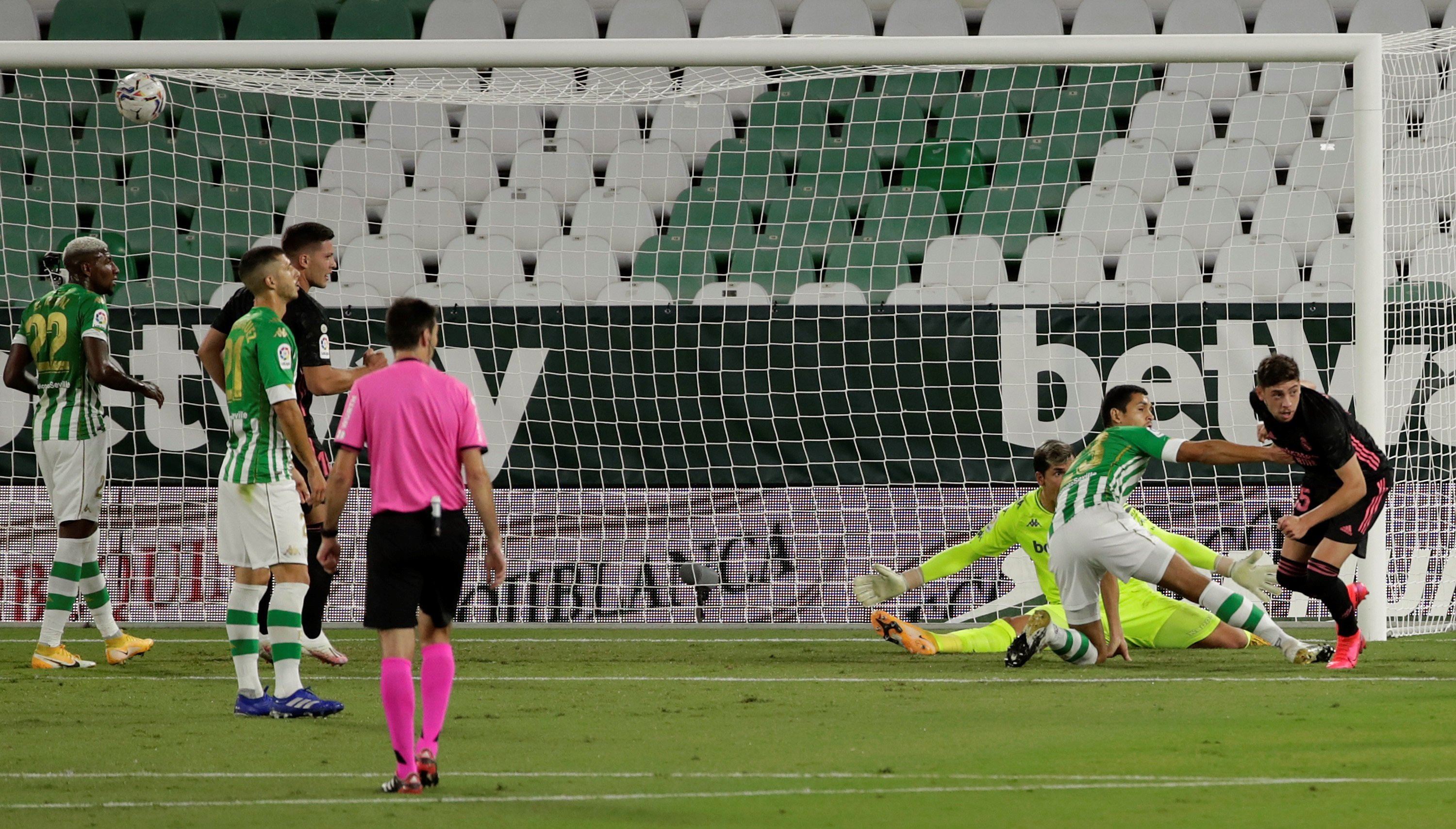 De Burgos Bengoetxea y el VAR ayudan al Real Madrid contra el Betis / EFE