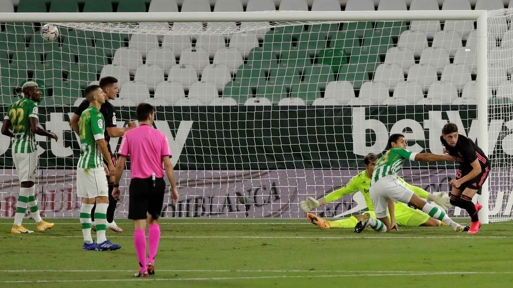 De Burgos Bengoetxea y el VAR ayudan al Real Madrid contra el Betis / EFE