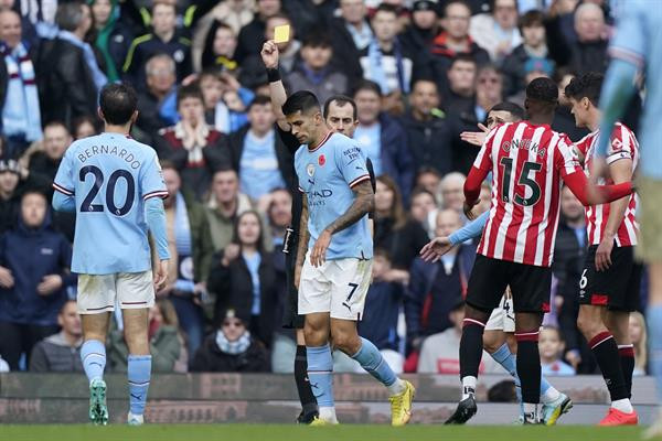 Los jugadores del Manchester City, decepcionados tras perder contra el Brentford