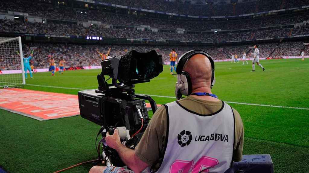 Cámaras de televisión en un partido de fútbol