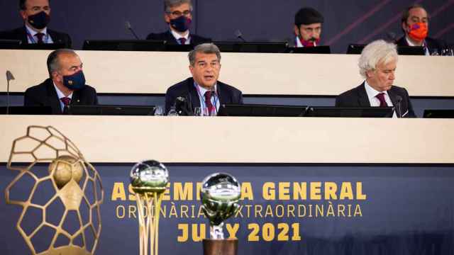 Joan Laporta preside junto al secretario Cubells la asamblea de compromisarios correspondiente al ejercicio 2019-2020 / FCB