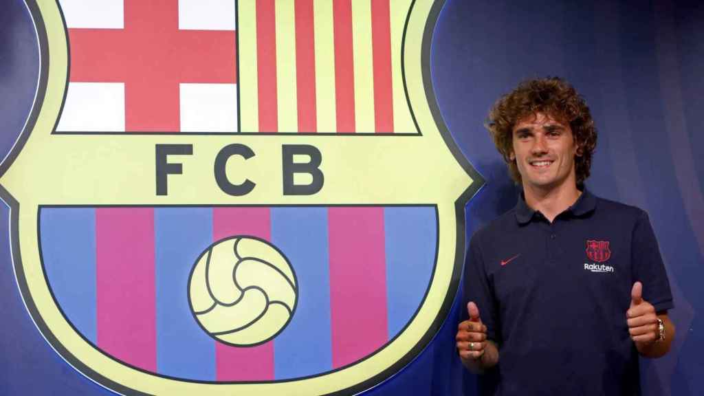 Griezmann posando con el escudo del Barça / FC Barcelona