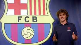 Griezmann posando con el escudo del Barça / FC Barcelona