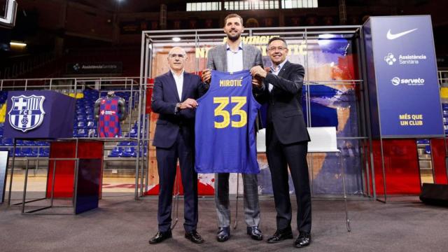 Bartomeu con Mirotic en su presentación / EFE
