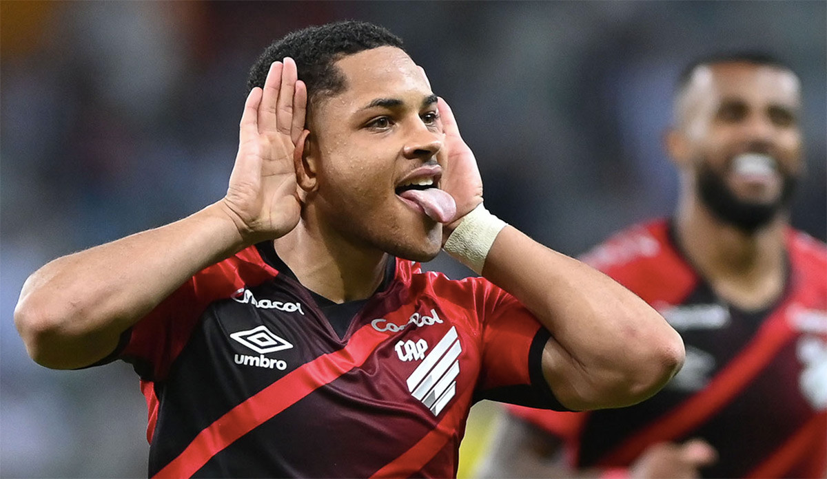 Vitor Roque, celebrando un gol marcado con el Atlético Paranaense